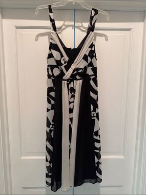 Sleeveless Black and White Midi Dress with V-Neck